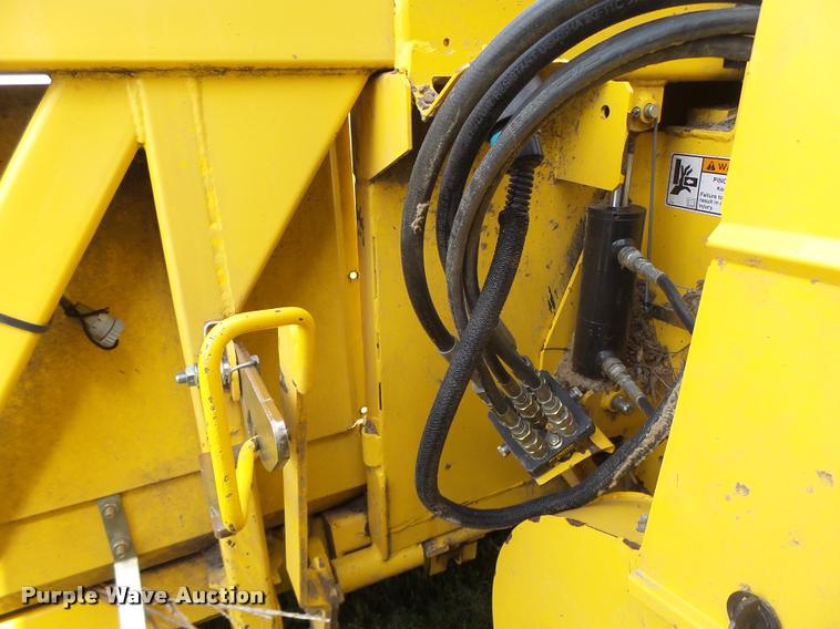 image for item DB1306 2001 New Holland 96C corn head