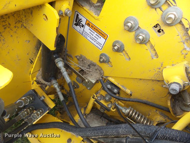 image for item DB1306 2001 New Holland 96C corn head