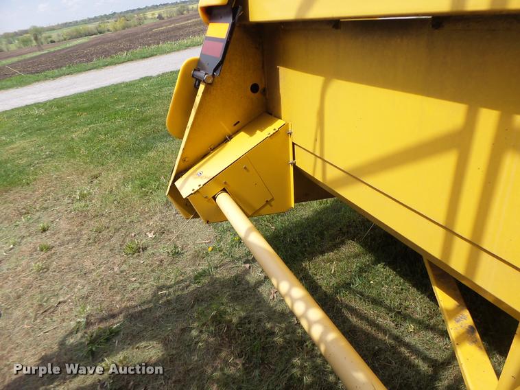 image for item DB1306 2001 New Holland 96C corn head