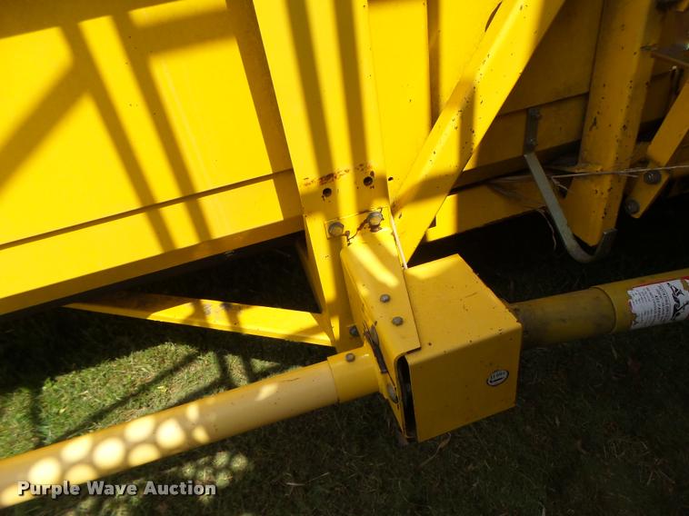image for item DB1306 2001 New Holland 96C corn head