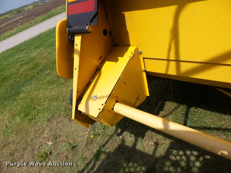 image for item DB1306 2001 New Holland 96C corn head