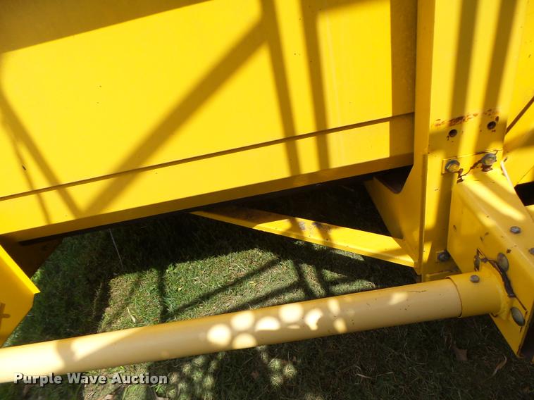 image for item DB1306 2001 New Holland 96C corn head