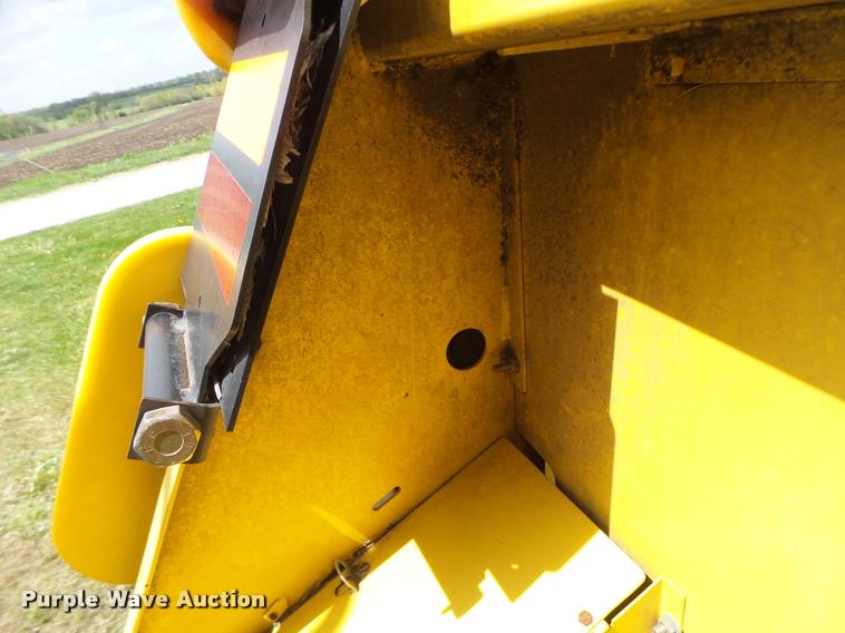 image for item DB1306 2001 New Holland 96C corn head