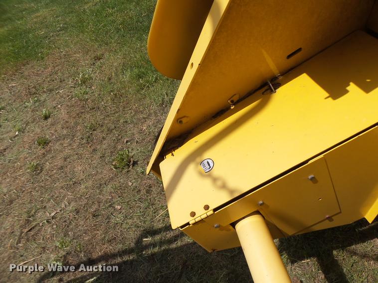 image for item DB1306 2001 New Holland 96C corn head