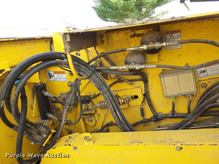 image for item DB1306 2001 New Holland 96C corn head