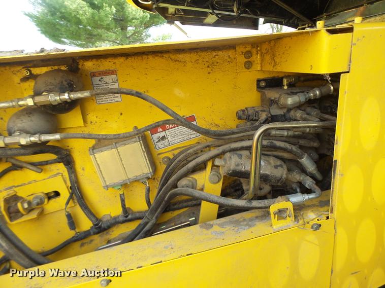 image for item DB1306 2001 New Holland 96C corn head