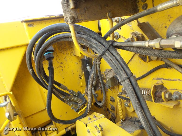 image for item DB1306 2001 New Holland 96C corn head