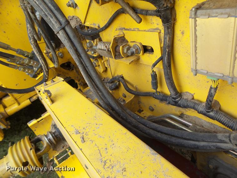 image for item DB1306 2001 New Holland 96C corn head