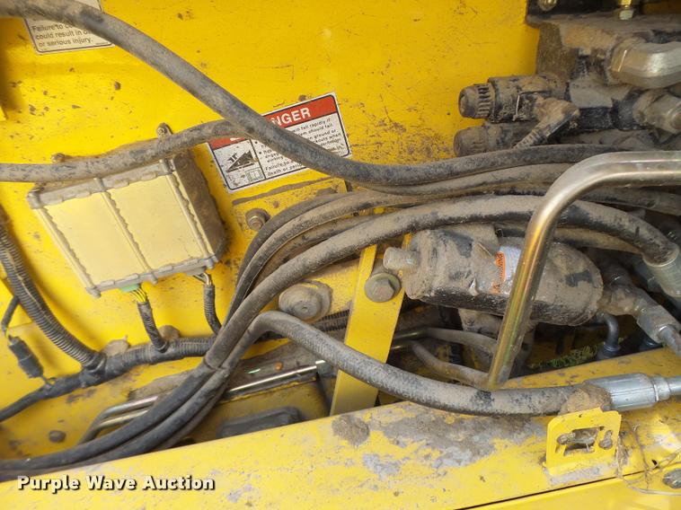 image for item DB1306 2001 New Holland 96C corn head