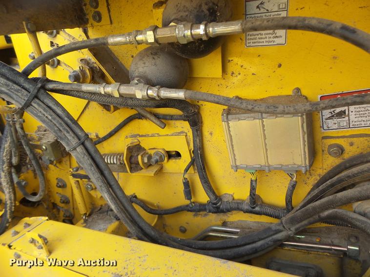 image for item DB1306 2001 New Holland 96C corn head