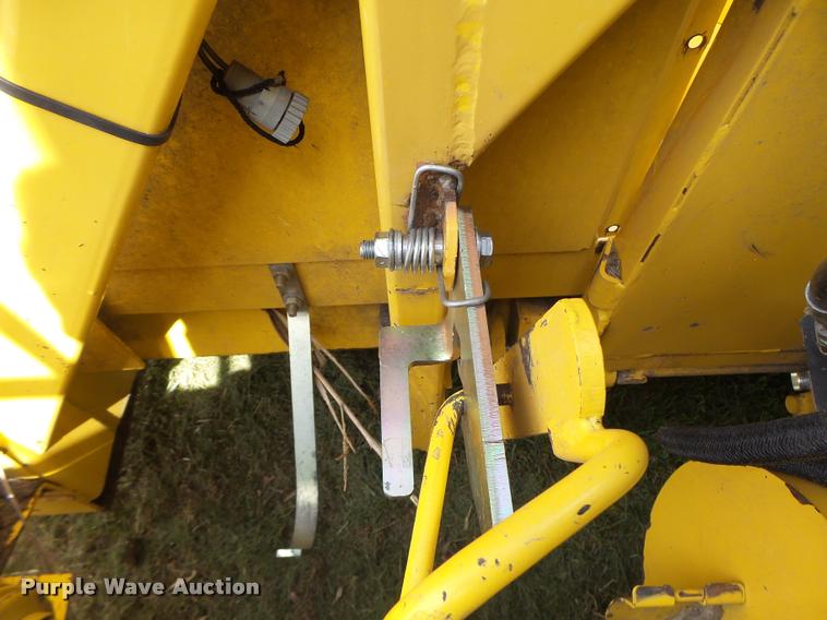 image for item DB1306 2001 New Holland 96C corn head