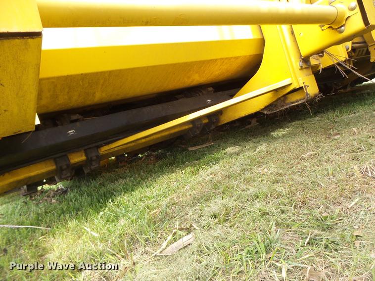 image for item DB1306 2001 New Holland 96C corn head