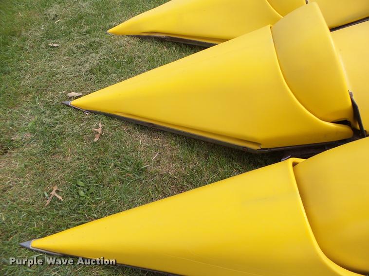 image for item DB1306 2001 New Holland 96C corn head