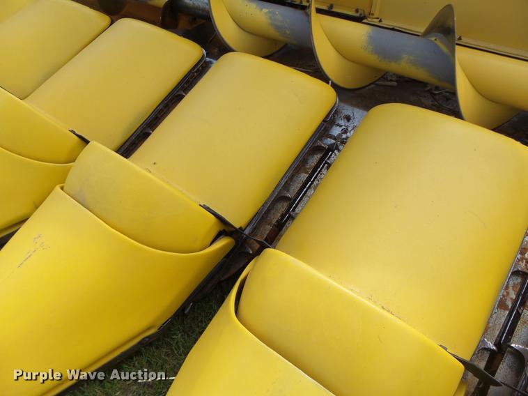 image for item DB1306 2001 New Holland 96C corn head