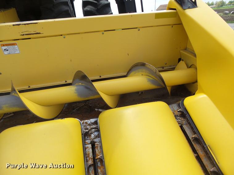 image for item DB1306 2001 New Holland 96C corn head