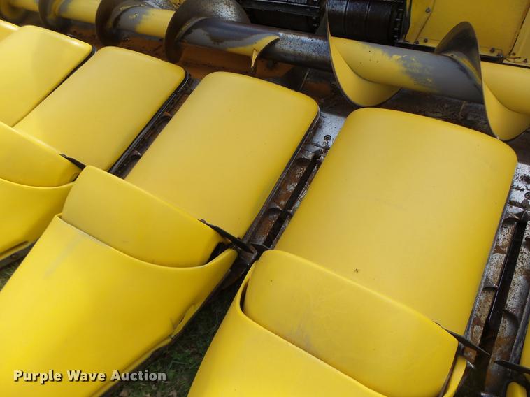 image for item DB1306 2001 New Holland 96C corn head