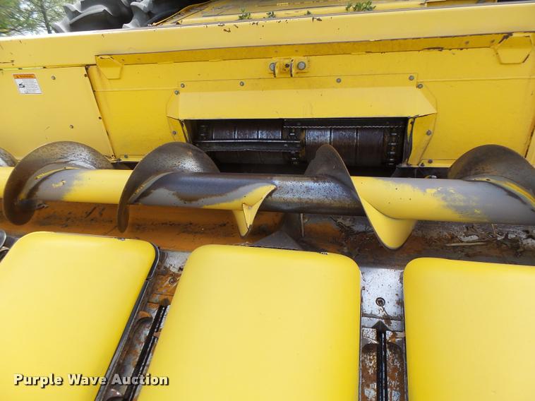 image for item DB1306 2001 New Holland 96C corn head