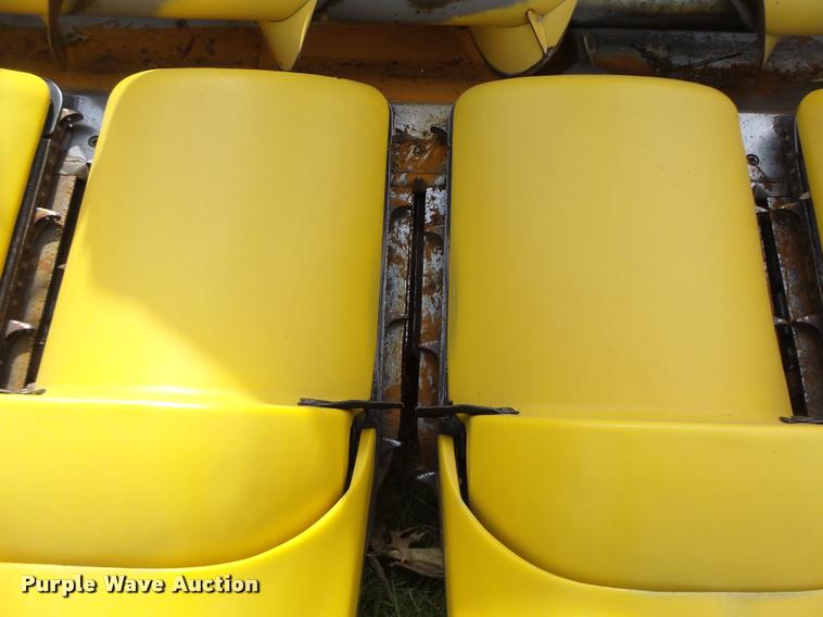 image for item DB1306 2001 New Holland 96C corn head