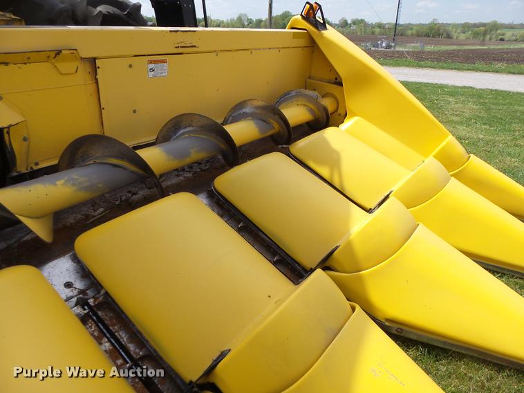 image for item DB1306 2001 New Holland 96C corn head