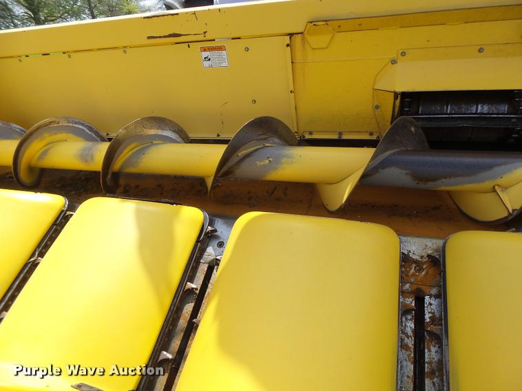 image for item DB1306 2001 New Holland 96C corn head