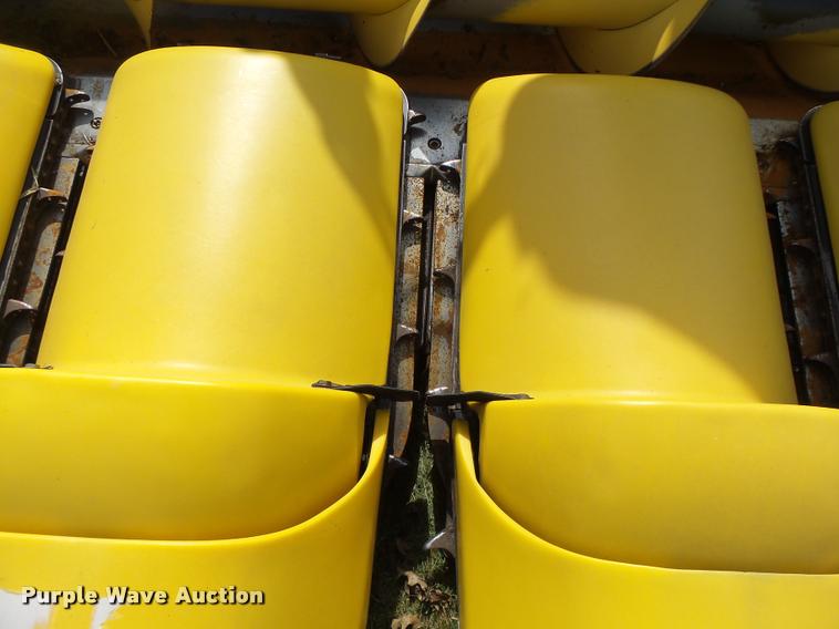 image for item DB1306 2001 New Holland 96C corn head