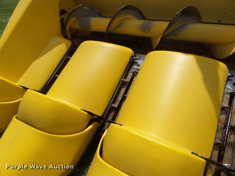 image for item DB1306 2001 New Holland 96C corn head