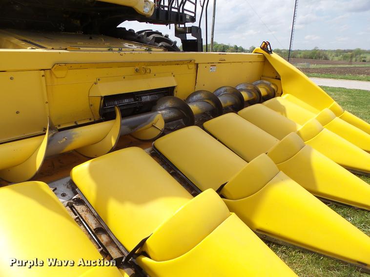 image for item DB1306 2001 New Holland 96C corn head