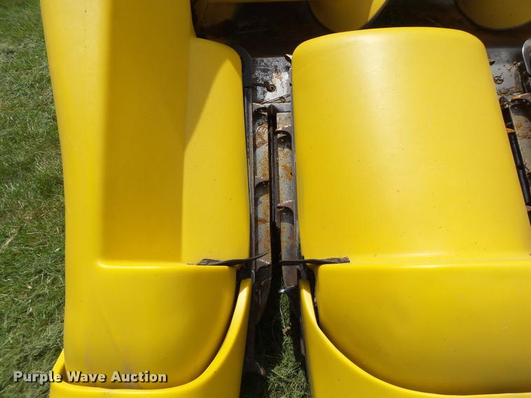 image for item DB1306 2001 New Holland 96C corn head