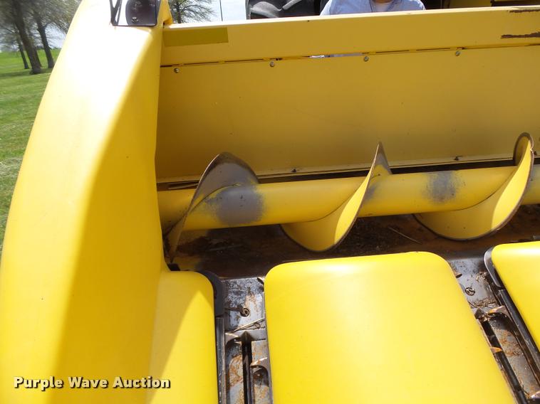 image for item DB1306 2001 New Holland 96C corn head