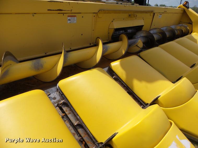 image for item DB1306 2001 New Holland 96C corn head