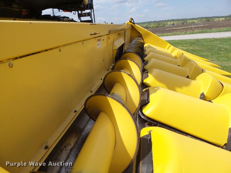 image for item DB1306 2001 New Holland 96C corn head