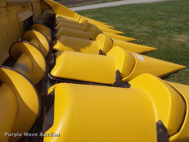 image for item DB1306 2001 New Holland 96C corn head