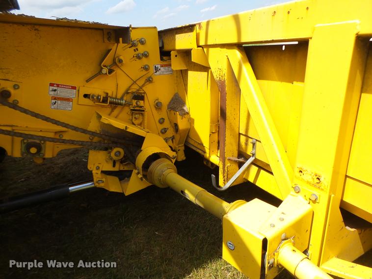 image for item DB1306 2001 New Holland 96C corn head