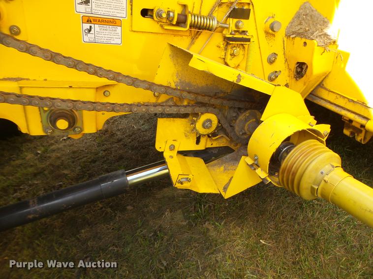 image for item DB1306 2001 New Holland 96C corn head