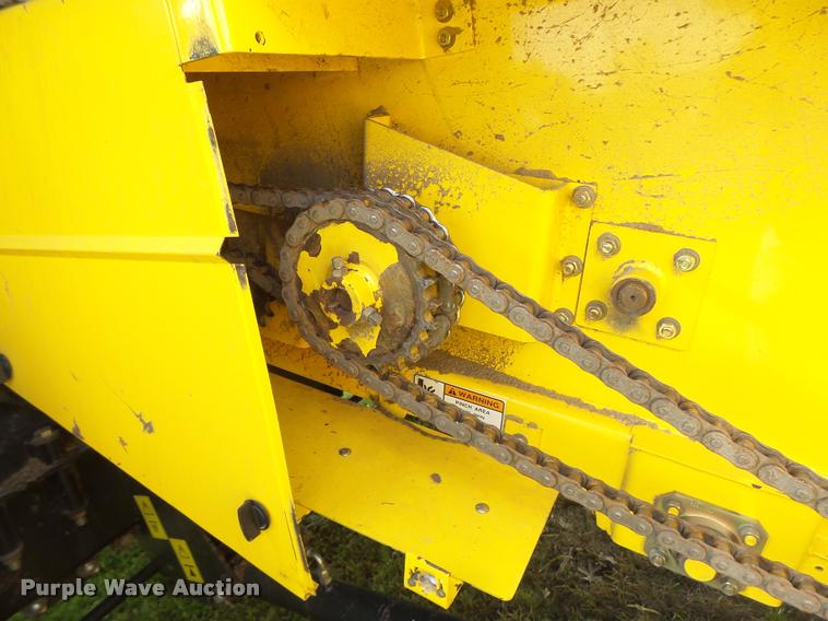 image for item DB1306 2001 New Holland 96C corn head