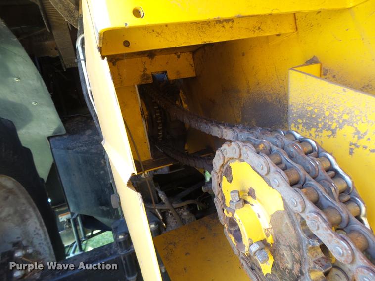 image for item DB1306 2001 New Holland 96C corn head