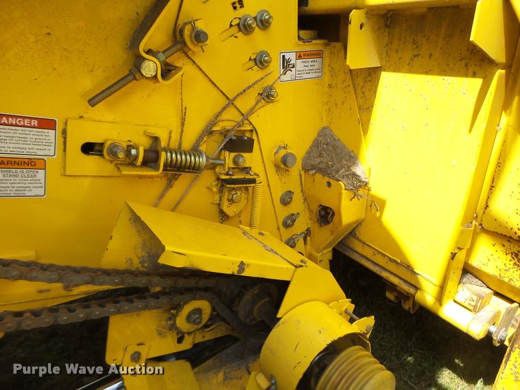 image for item DB1306 2001 New Holland 96C corn head