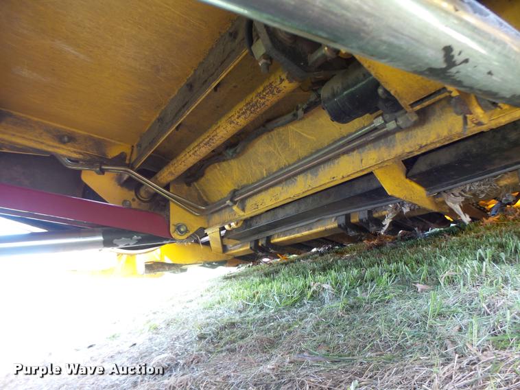 image for item DB1306 2001 New Holland 96C corn head