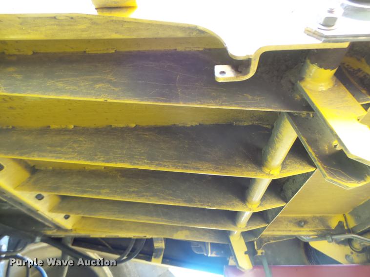 image for item DB1306 2001 New Holland 96C corn head