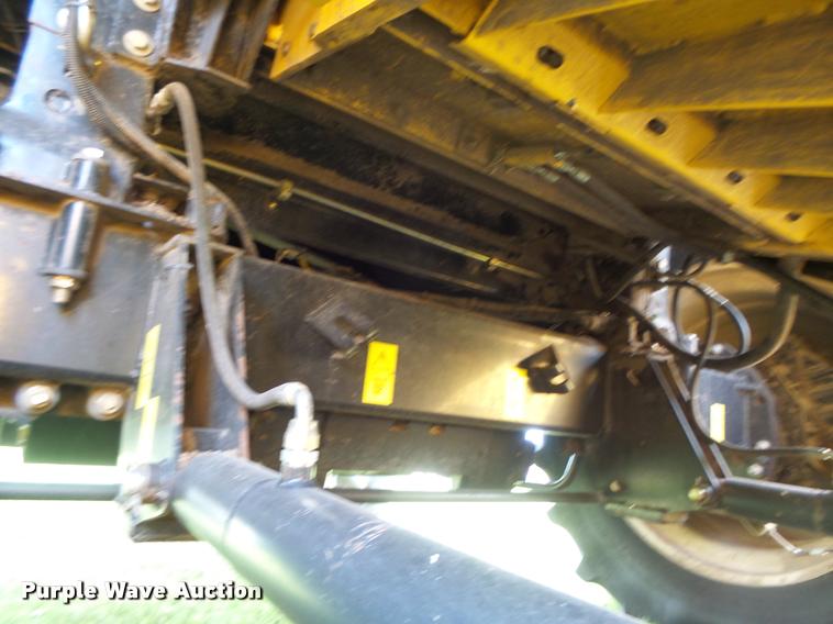 image for item DB1306 2001 New Holland 96C corn head