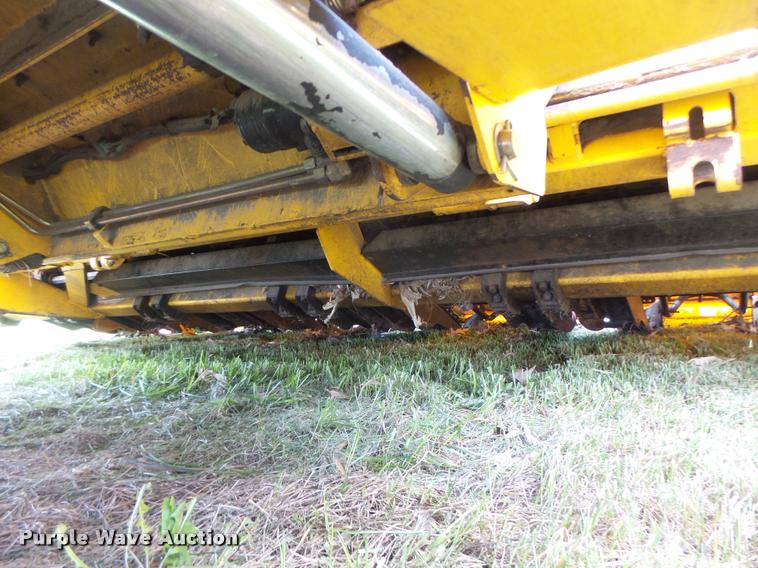 image for item DB1306 2001 New Holland 96C corn head