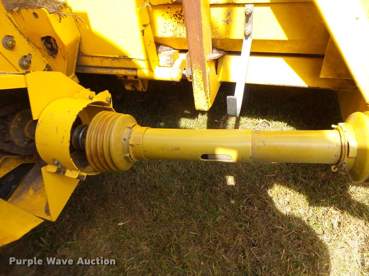 image for item DB1306 2001 New Holland 96C corn head