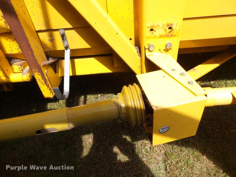 image for item DB1306 2001 New Holland 96C corn head