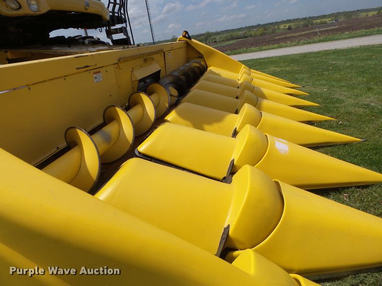 image for item DB1306 2001 New Holland 96C corn head