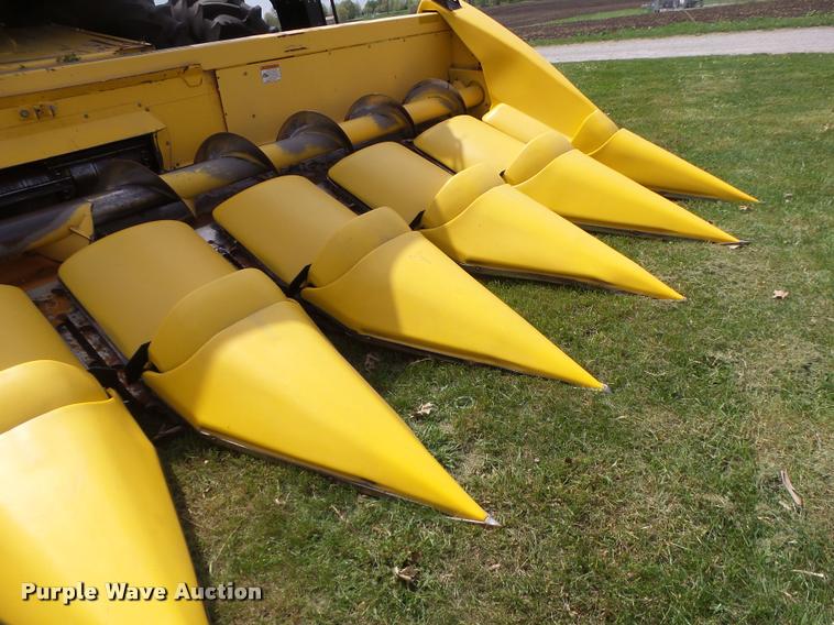 image for item DB1306 2001 New Holland 96C corn head