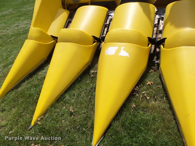 image for item DB1306 2001 New Holland 96C corn head