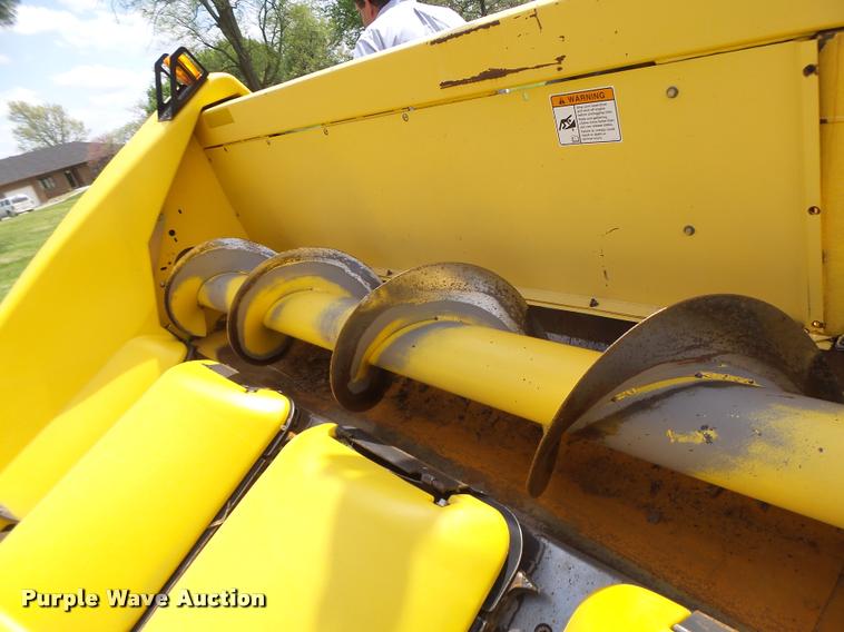 image for item DB1306 2001 New Holland 96C corn head