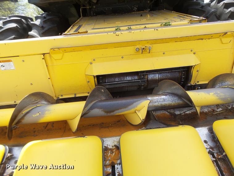 image for item DB1306 2001 New Holland 96C corn head