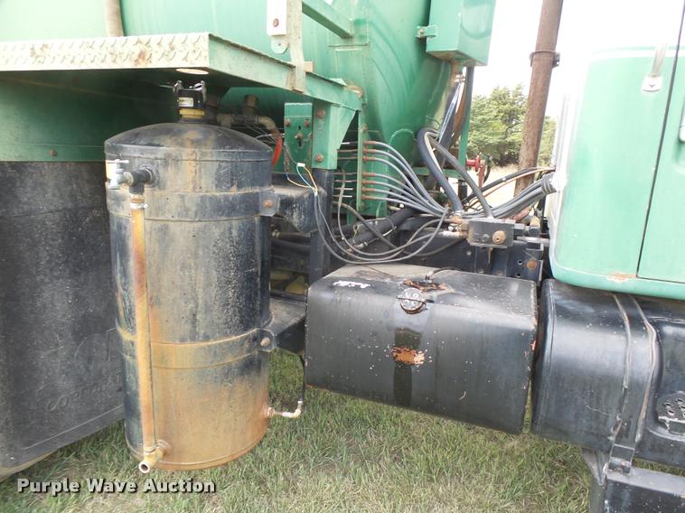 image for item DB2543 1989 International Loral 85/55 Easy-Rider 2000C applicator truck