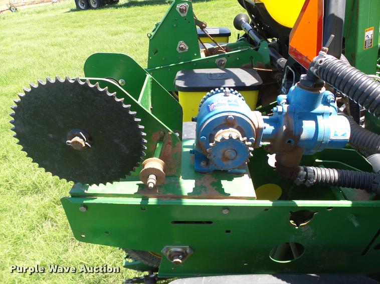 image for item DB4005 1998 John Deere 1760 Conservation no-till planter